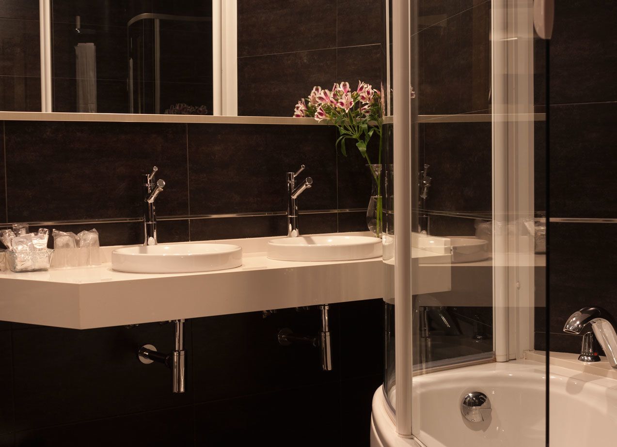 Superior tweepersoonskamer | Badkamer | Een douche, gratis toiletartikelen, een haardroger, handdoeken