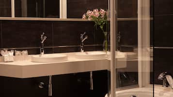 Superior tweepersoonskamer | Badkamer | Een douche, gratis toiletartikelen, een haardroger, handdoeken