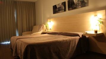 Habitación con 1 cama doble o 2 individuales | Caja fuerte, escritorio, cortinas opacas y sistema de insonorización