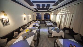 Breakfast and dinner served