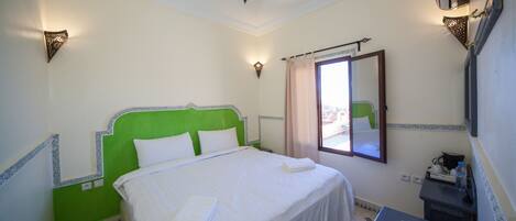 客房內保險箱、書桌、免費無線上網、床單