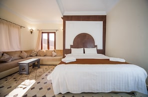 Quarto casal de uso individual | Banheiro | Chuveiro, produtos de toalete grátis, secador de cabelo