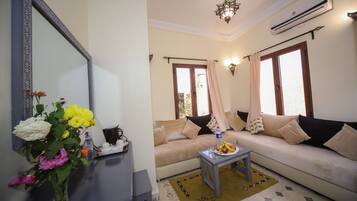 Triple Room | In-room safe, desk, free WiFi, bed sheets