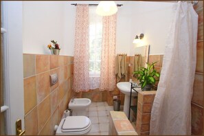Chambre double ou avec lits jumeaux, non-fumeur, salle de bains commune (Tulipano) | Salle de bain | Douche, douche cascade, séchoir à cheveux, bidet