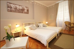 Chambre double ou avec lits jumeaux, non-fumeur, salle de bains commune (Tulipano) | Accès au Wi-Fi (inclus), literie fournie