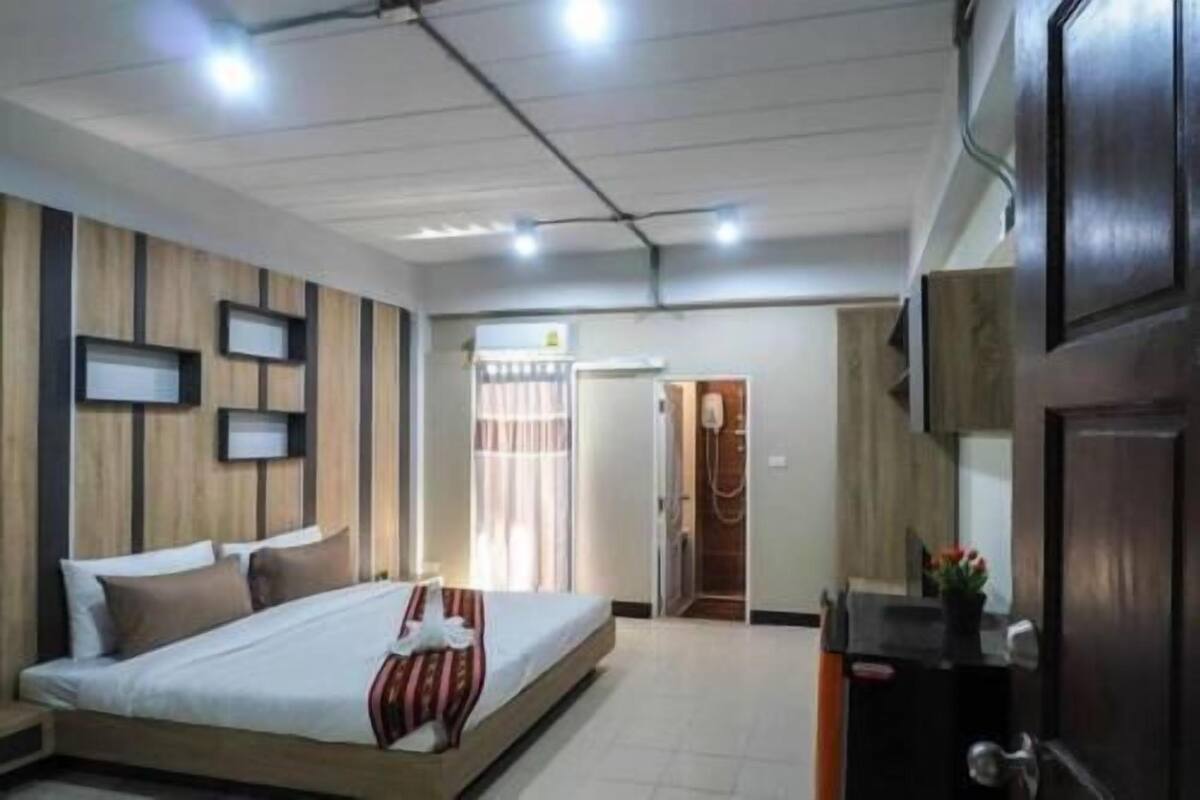 Skrivebord, blendingsgardiner, wi-fi (inkludert) og sengetøy