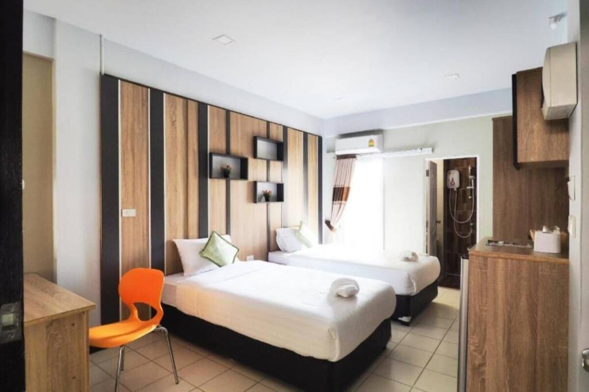 Skrivebord, blendingsgardiner, wi-fi (inkludert) og sengetøy