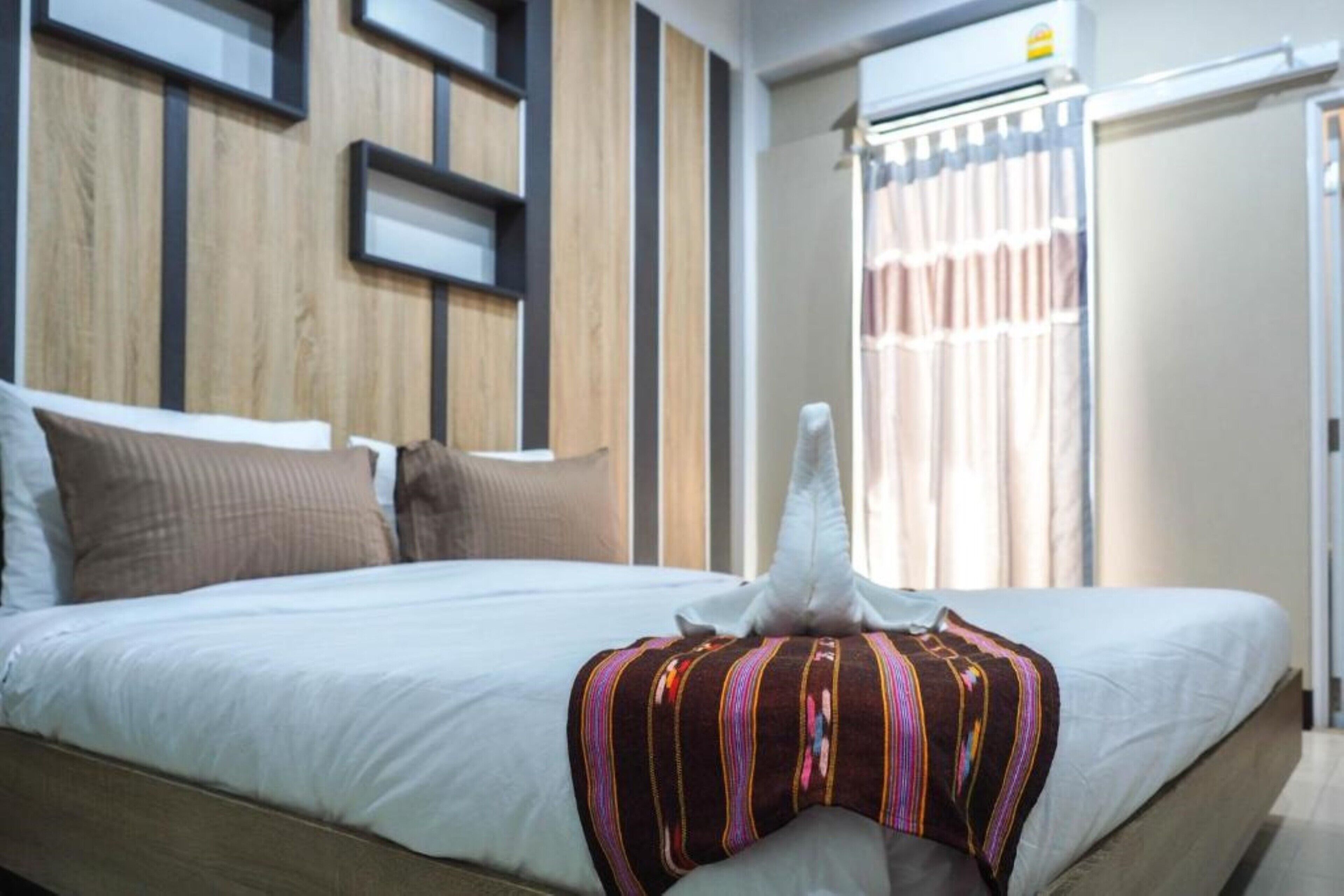 deluxe room, 1 king bed | desk, blackout curtains, free wifi, bed sheets