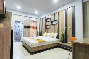 โต๊ะทำงาน, ผ้าม่านกันแสง, Wi-Fi ฟรี, ผ้าปูที่นอน