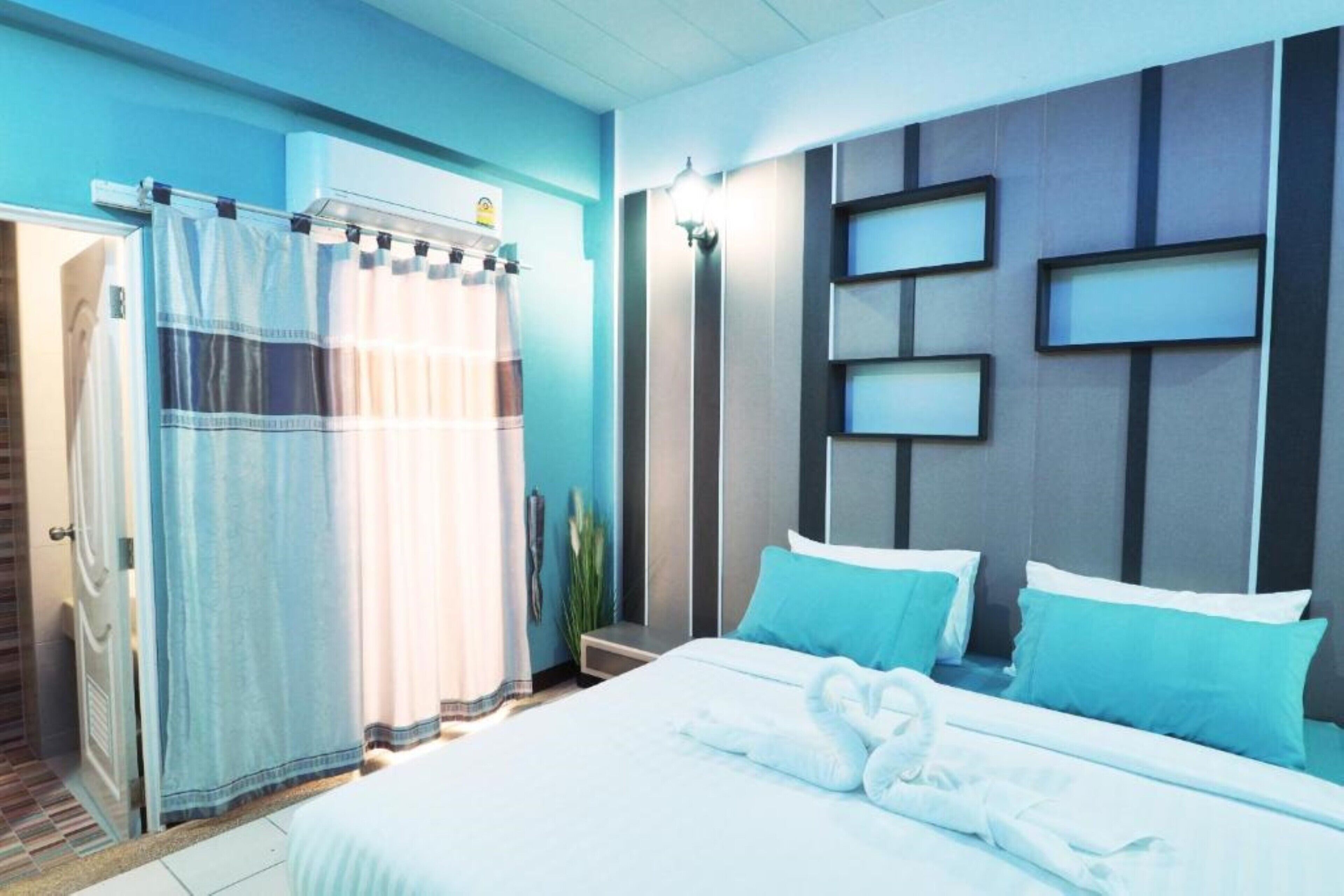 deluxe room, 1 king bed | desk, blackout curtains, free wifi, bed sheets