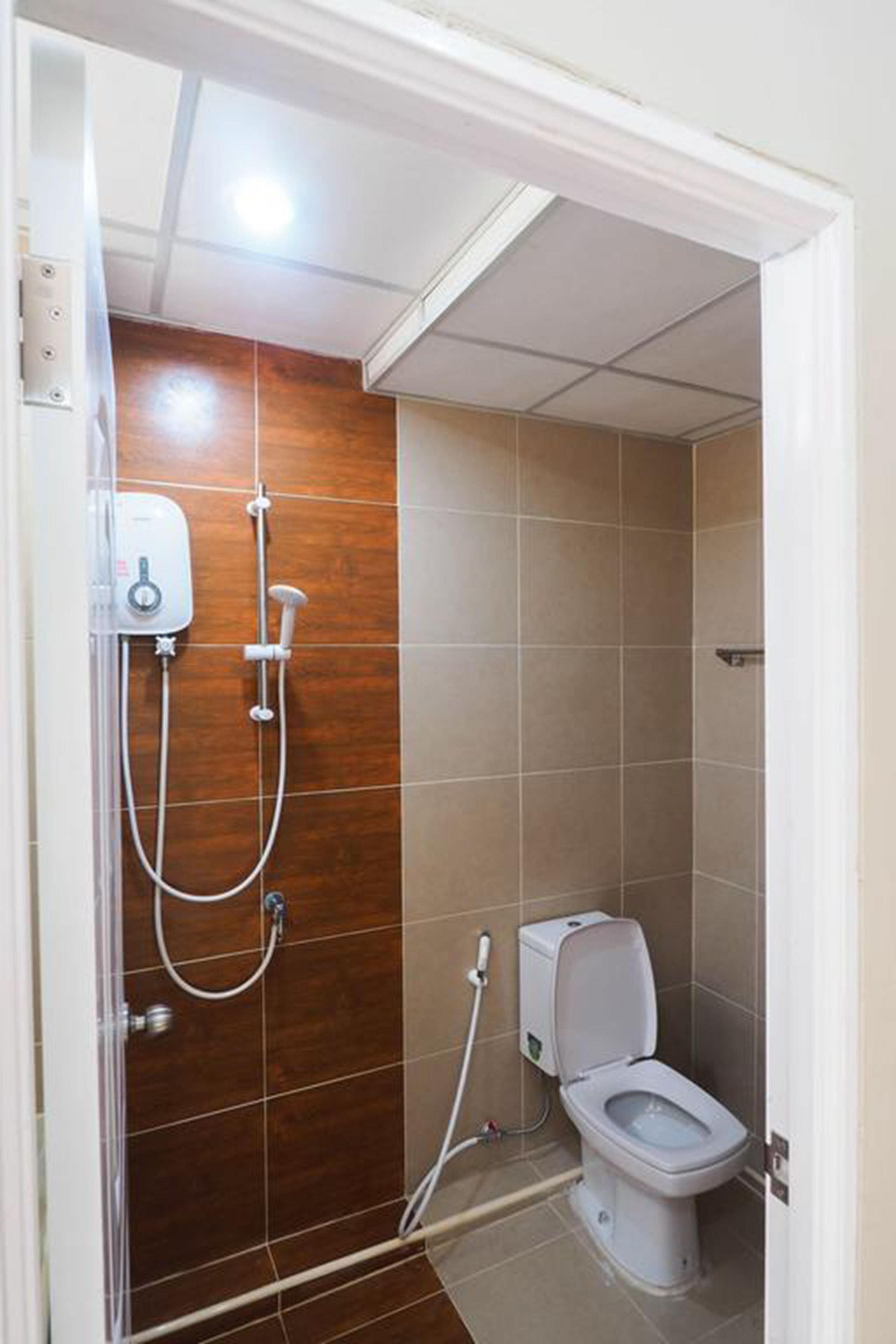 shower, rainfall showerhead, free toiletries, towels