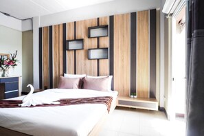 Desk, blackout drapes, free WiFi, bed sheets - Supreme Place (Khon Kaen)