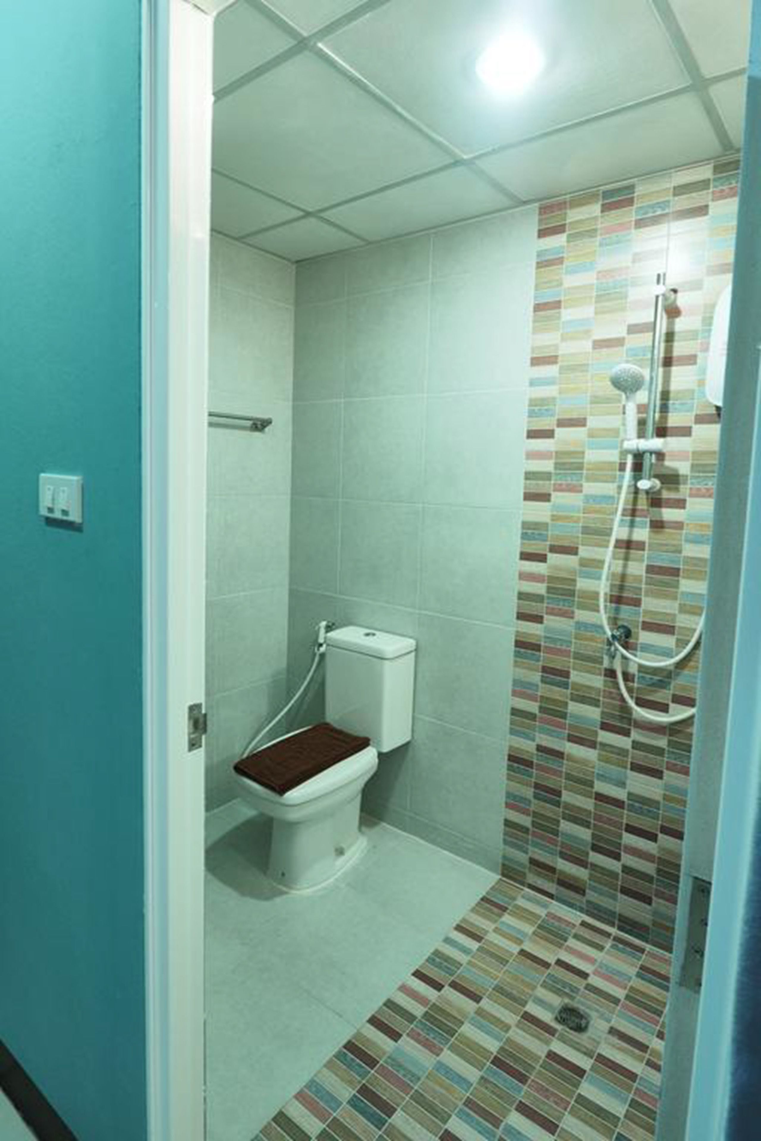 shower, rainfall showerhead, free toiletries, towels