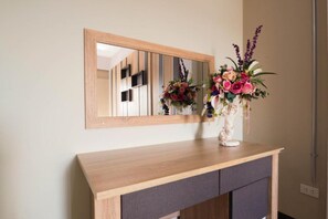 Bureau, rideaux occultants, Wi-Fi gratuit, draps fournis