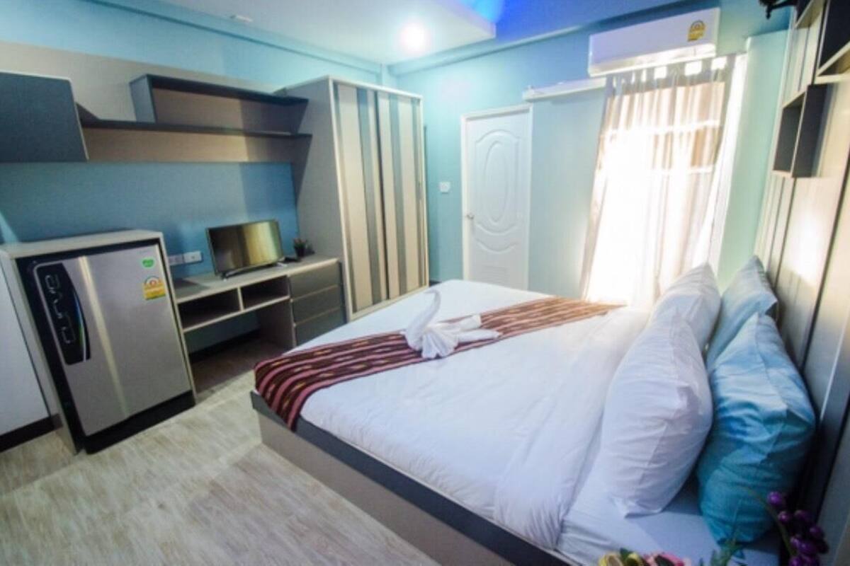 Skrivebord, blendingsgardiner, wi-fi (inkludert) og sengetøy