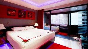 Deluxe Studio - Absolute Bangla Suites (Patong)