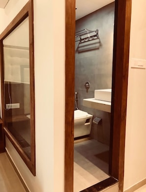 Deluxe-dobbeltværelse | Badeværelse | Bruser, gratis toiletartikler