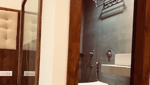Une salle de bain moderne équipée de toilettes, d’un lavabo et d’une douche.