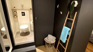 Phòng 3 tiện nghi đơn giản, quang cảnh vườn (Antoine) | Phòng tắm