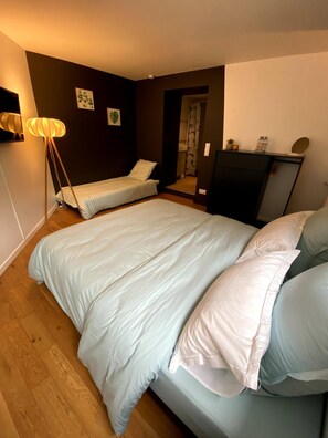 Comfort Triple Room, Garden View (Antoine) - Au 10 Bed & Breakfast (Luisant)