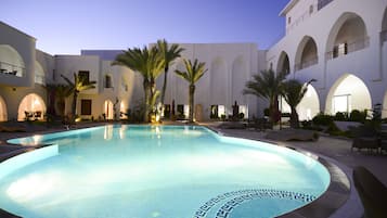 2 piscinas al aire libre, sombrillas, sillones reclinables de piscina