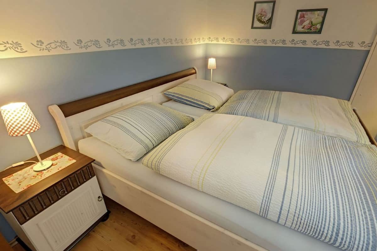 double room | hypo-allergenic bedding, desk, free wifi, bed sheets