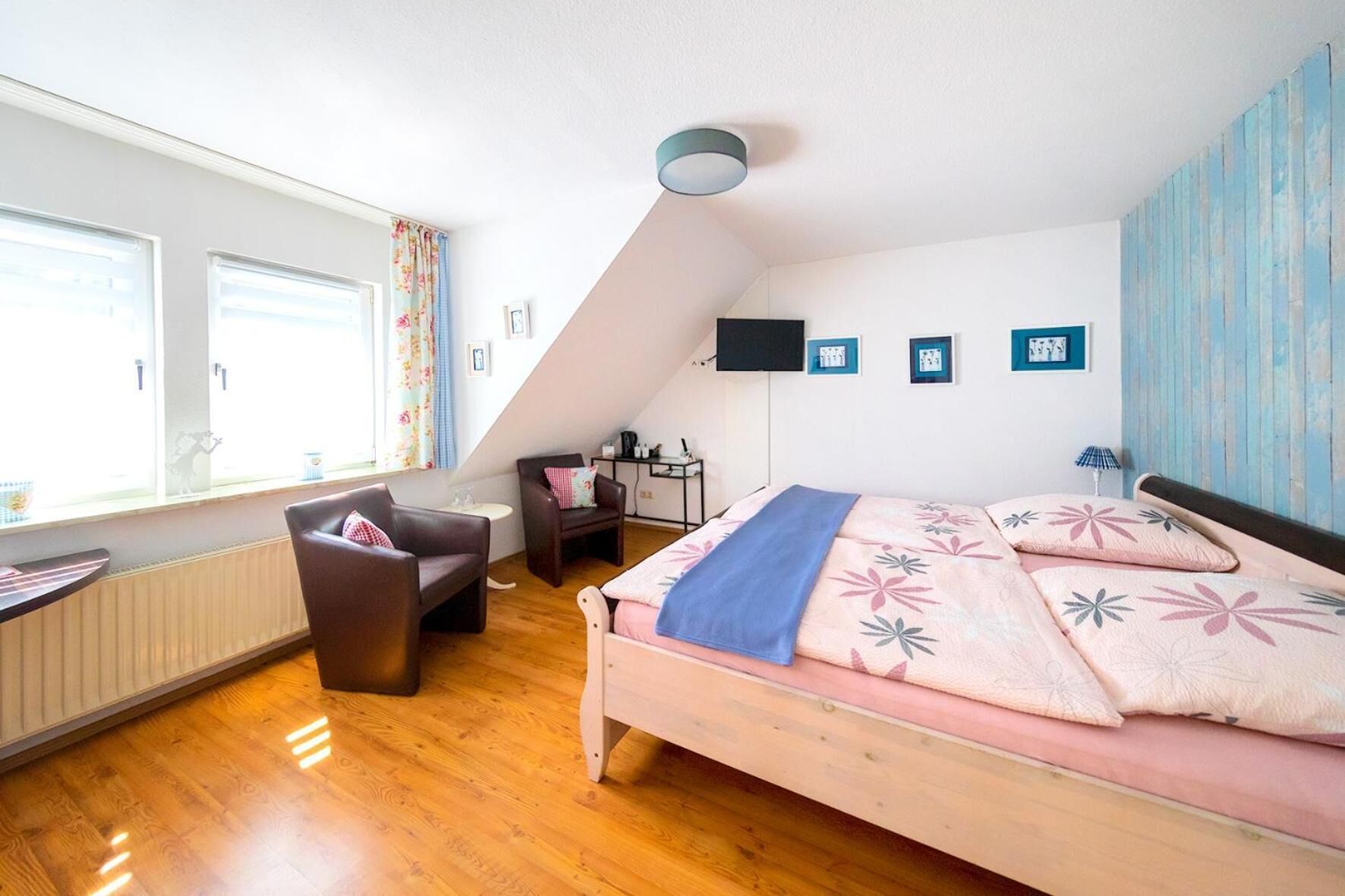 hypo-allergenic bedding, desk, free wifi, bed sheets