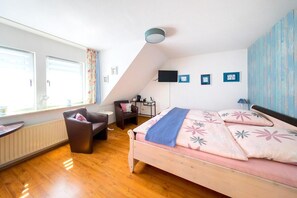 Bộ đồ giường kháng dị ứng, bàn, truy cập Internet không dây miễn phí