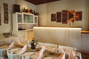 Phục vụ bữa tối, đặc sản vùng