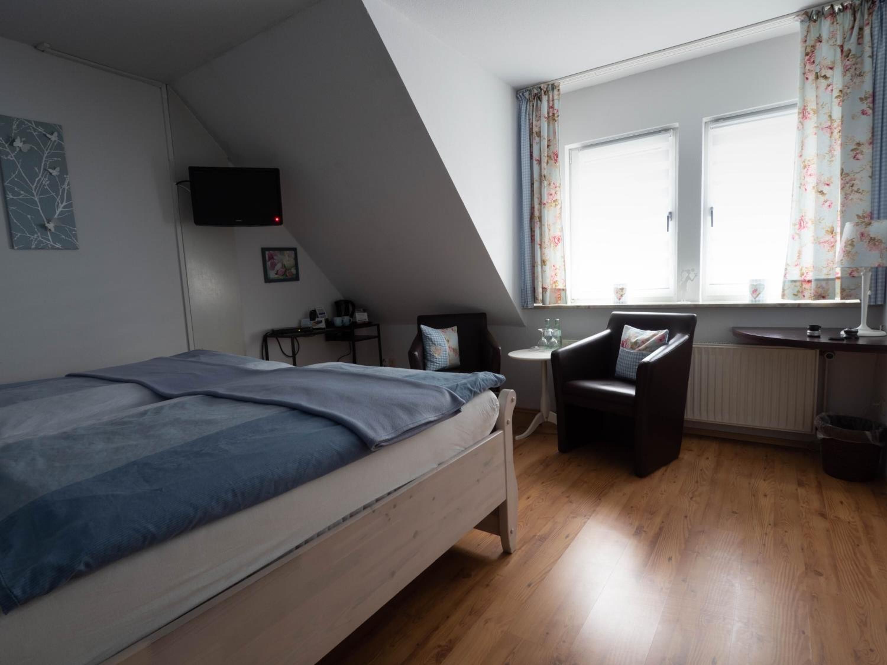 hypo-allergenic bedding, desk, free wifi, bed sheets