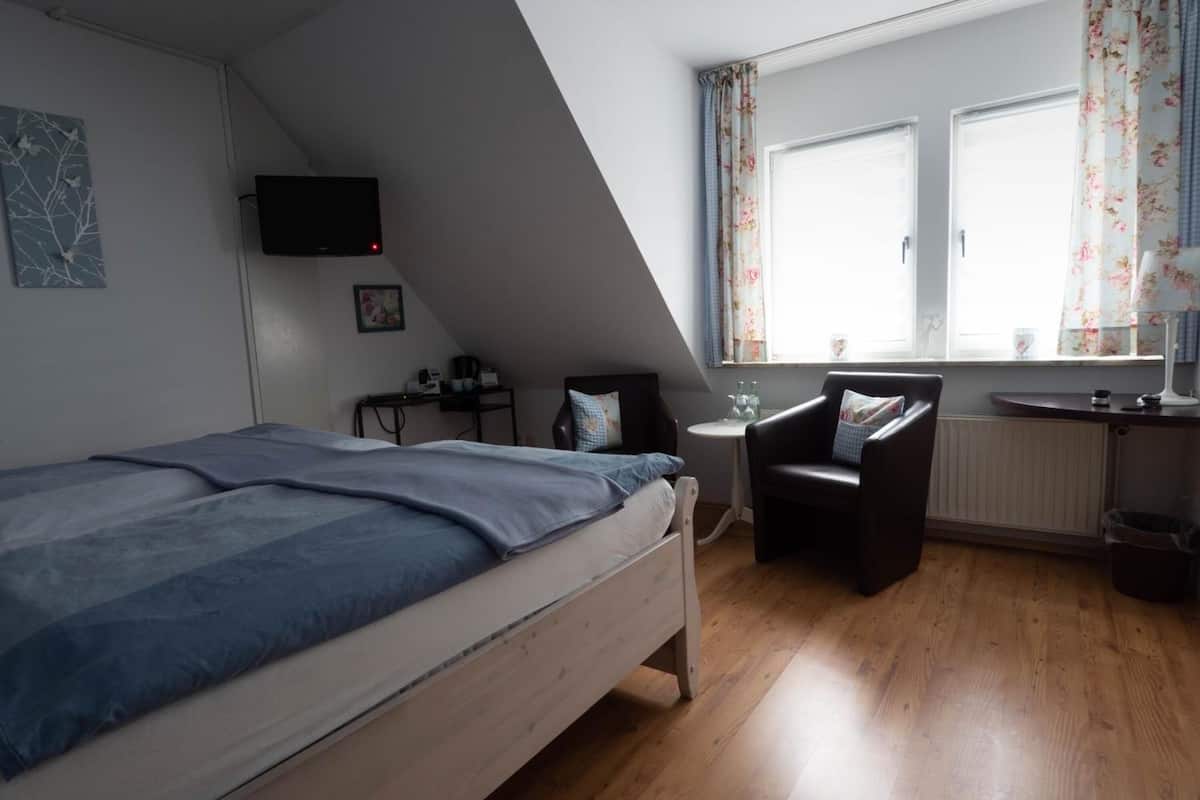 hypo-allergenic bedding, desk, free wifi, bed sheets