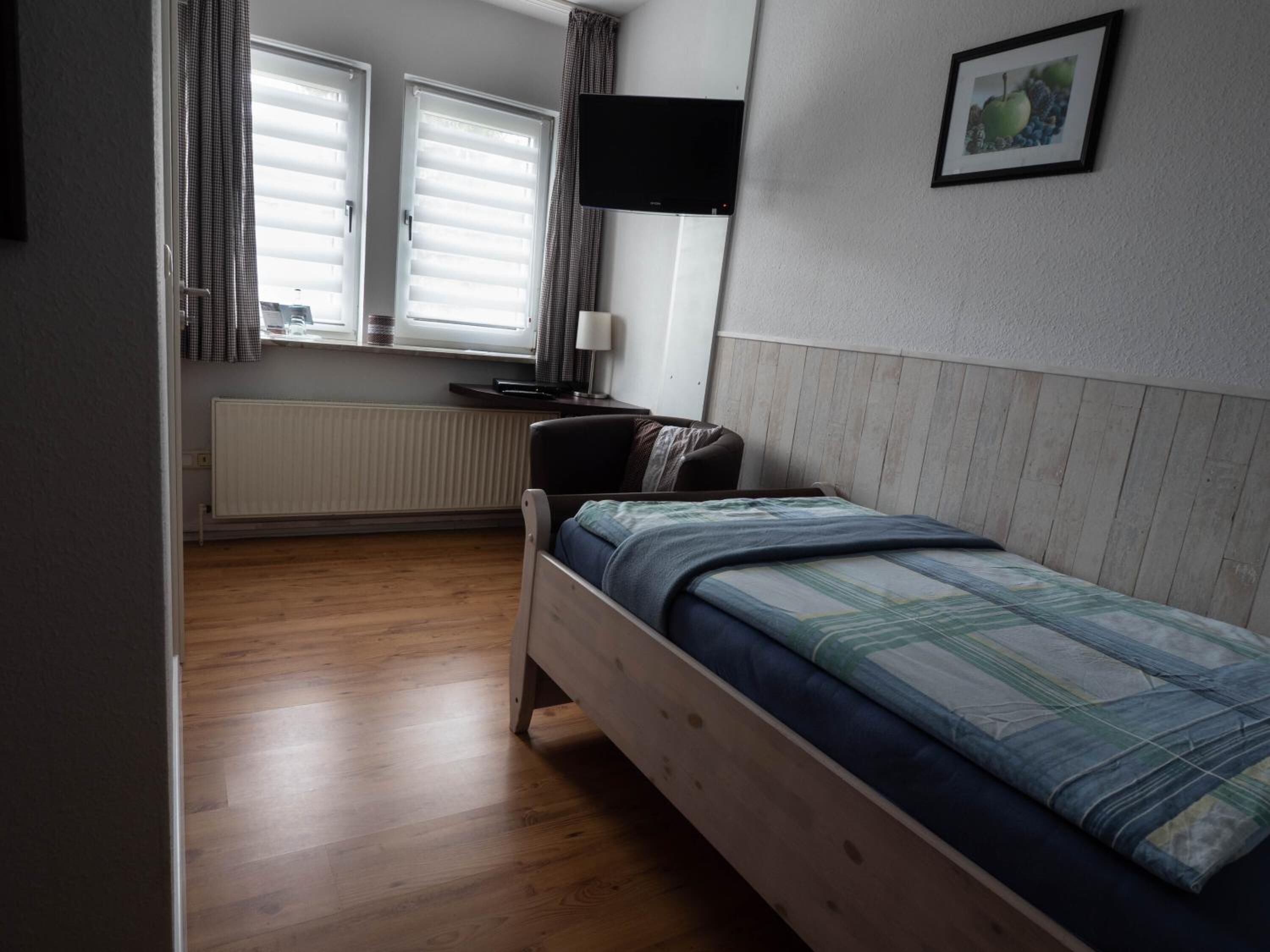 hypo-allergenic bedding, desk, free wifi, bed sheets