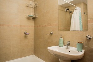 Duschwanne, Komfortbadewanne, Regendusche, kostenlose Toilettenartikel