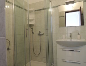 Apartment Tina with 3 bedrooms and terrace | Badezimmer | Dusche, Komfortbadewanne, kostenlose Toilettenartikel, Haartrockner