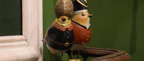 Deux figurines de soldats en bois, posées sur une étagère.