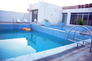 Una piscina al aire libre