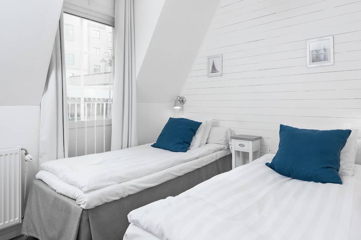 single room | desk, blackout curtains, soundproofing, free wifi