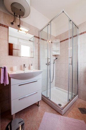 Douche, articles de toilette gratuits, sèche-cheveux