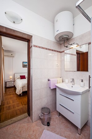 Ducha, artículos de higiene personal gratuitos y secador de pelo