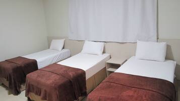 Quarto triplo solteiro | Escrivaninha, espaço de trabalho para notebook, cortinas blackout