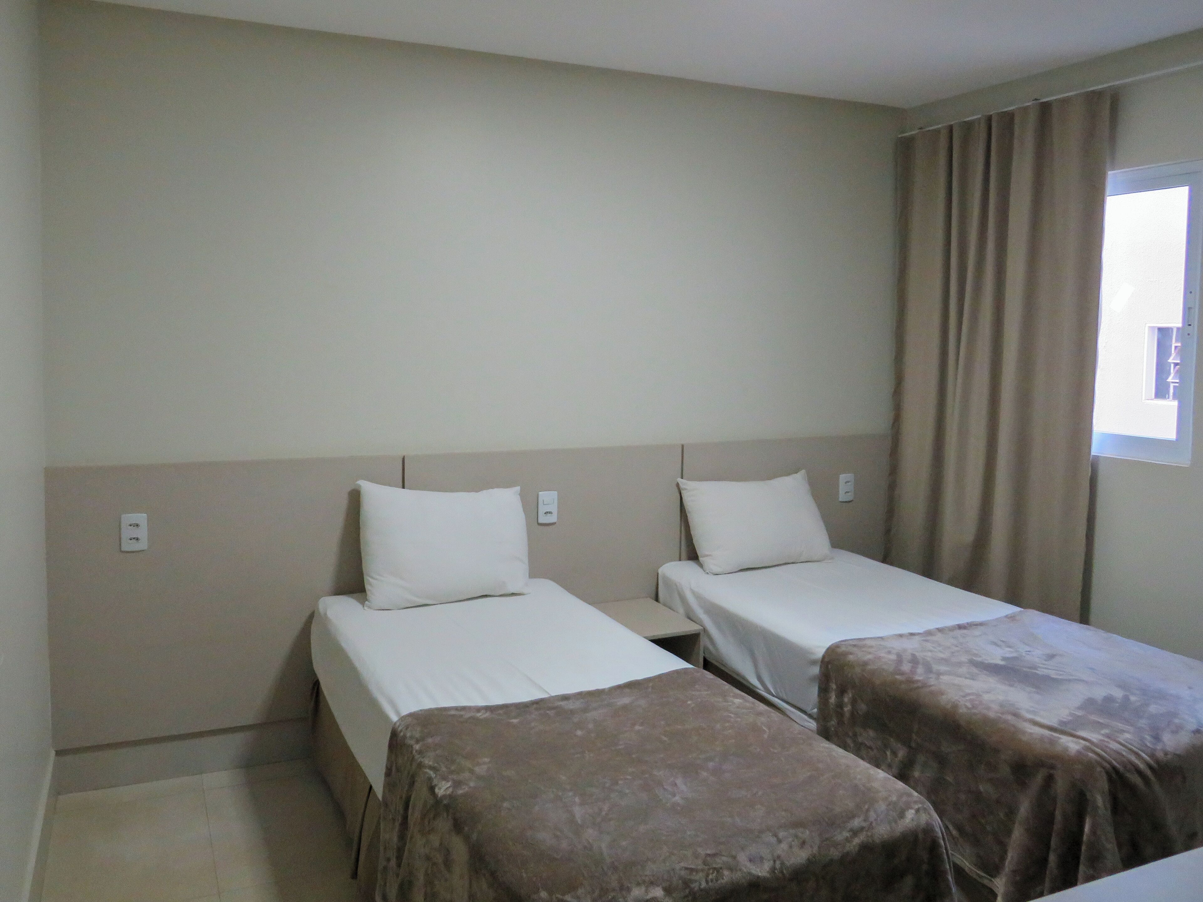 quarto duplo solteiro | desk, laptop workspace, blackout curtains, free wifi