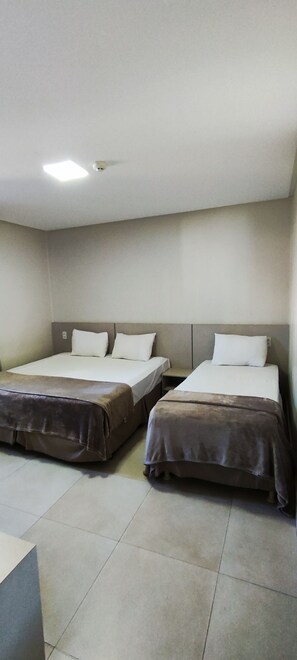 Desk, laptop workspace, blackout curtains, free WiFi - Hotel Sudoeste (Goiania)