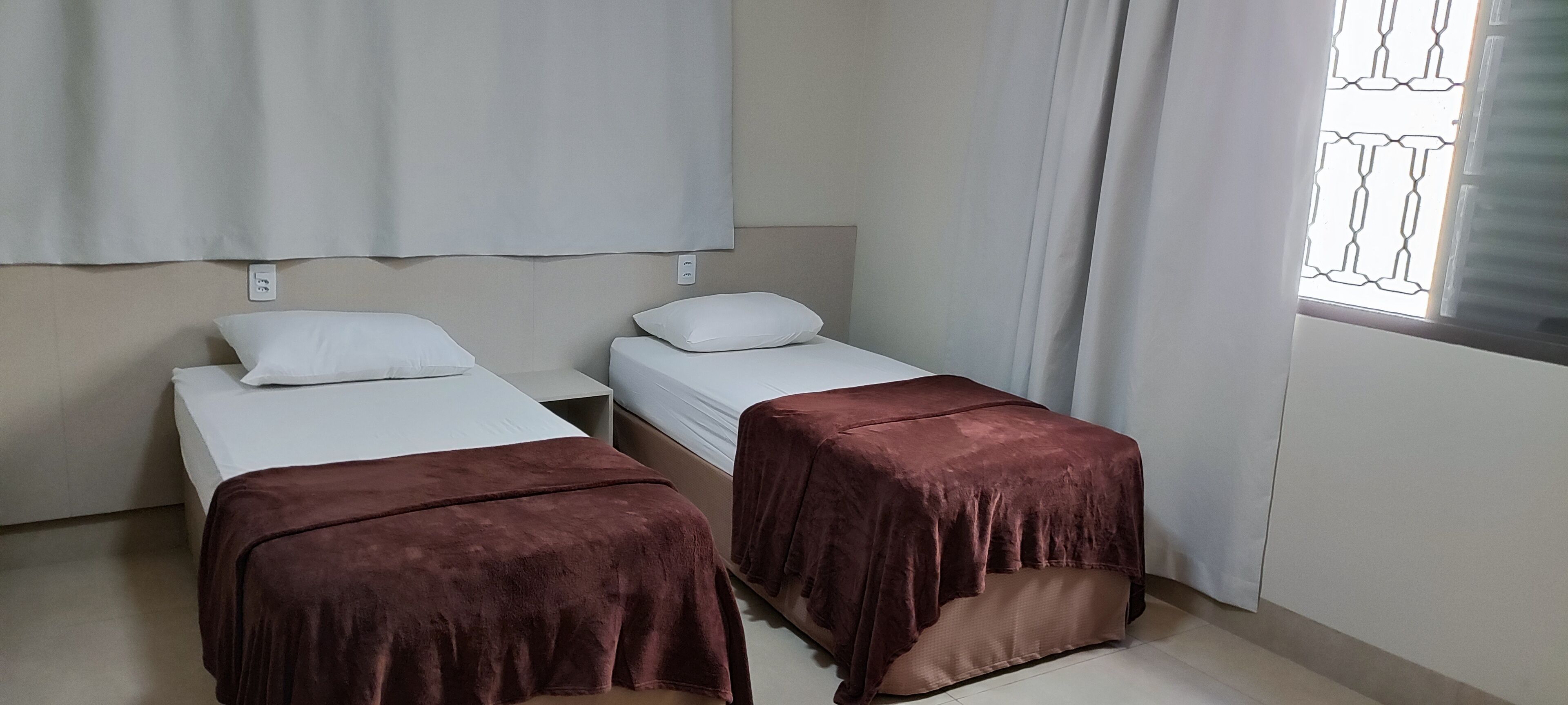 quarto duplo solteiro | desk, laptop workspace, blackout curtains, free wifi