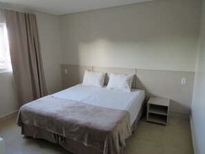 Quarto duplo casal | Skrivebord, skrivebord for bærbar PC og blendingsgardiner