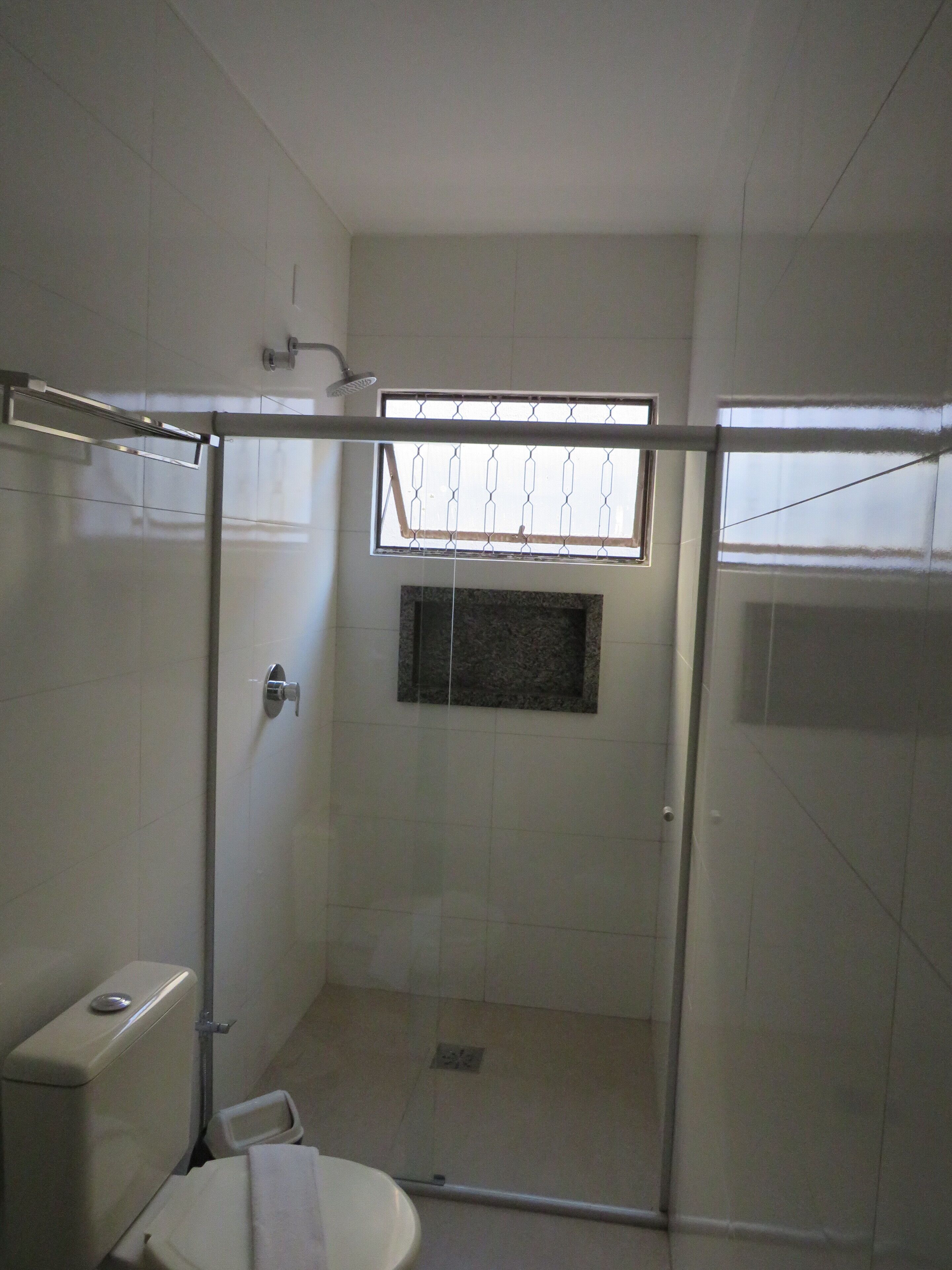 quarto triplo solteiro | bathroom | shower, free toiletries, hair dryer, towels