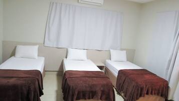 Quarto triplo solteiro | Escrivaninha, espaço de trabalho para notebook, cortinas blackout