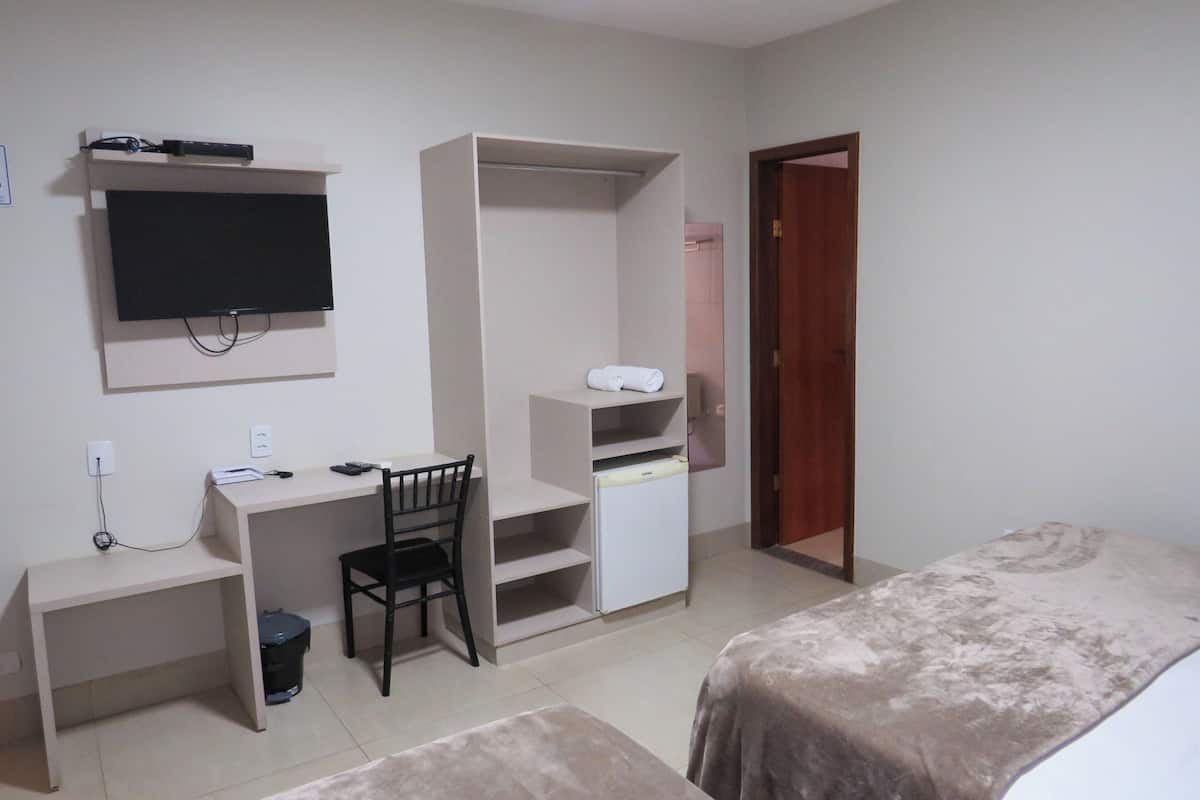 quarto duplo solteiro | desk, laptop workspace, blackout curtains, free wifi
