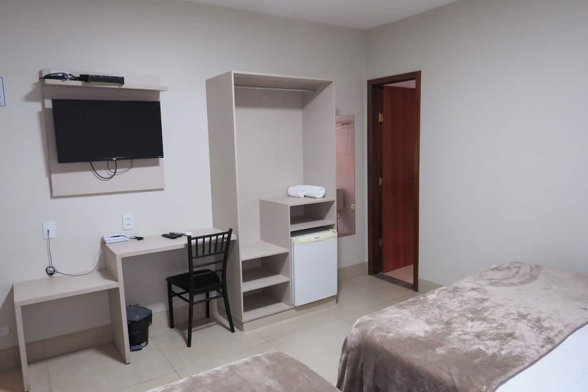 Quarto duplo solteiro | Meja, ruang kerja komputer riba, langsir/tirai gelap terus