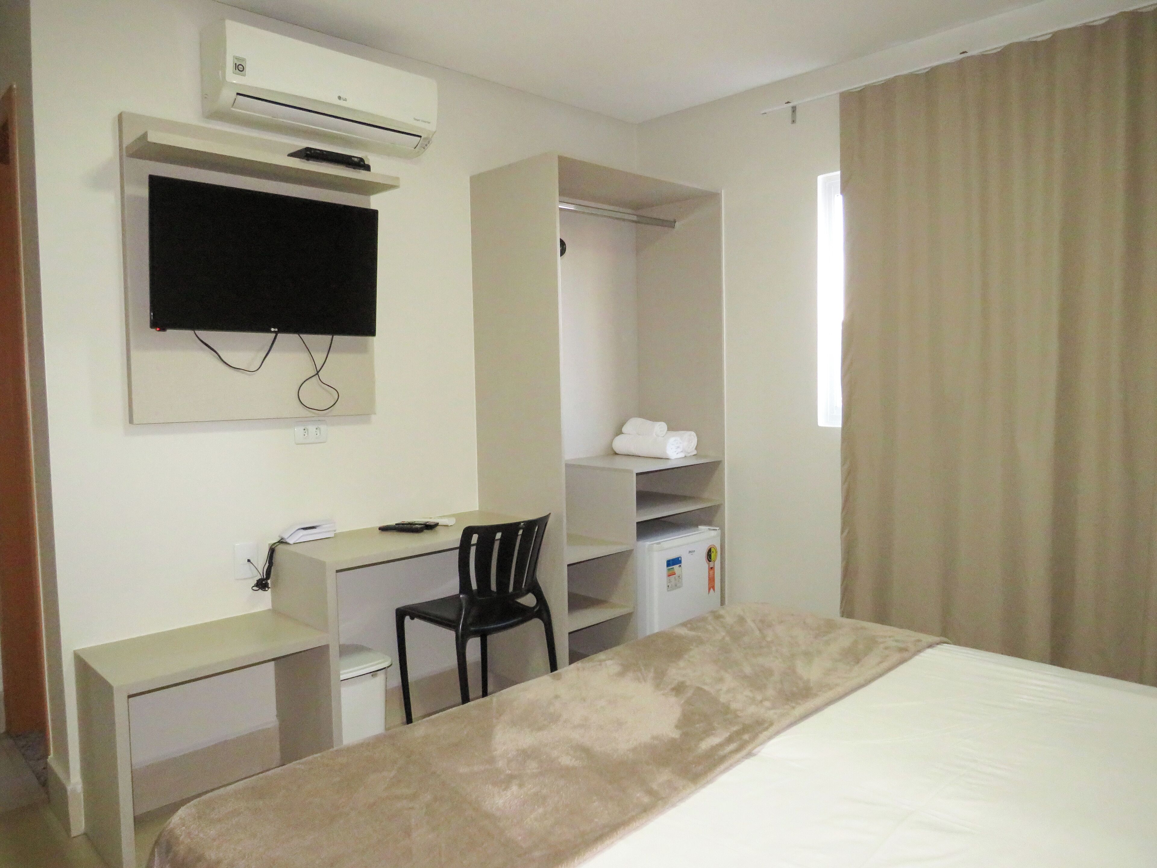 quarto duplo casal | desk, laptop workspace, blackout curtains, free wifi
