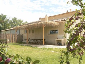 Exterior - Les Truffiers Yourtes et roulotte (Limans)